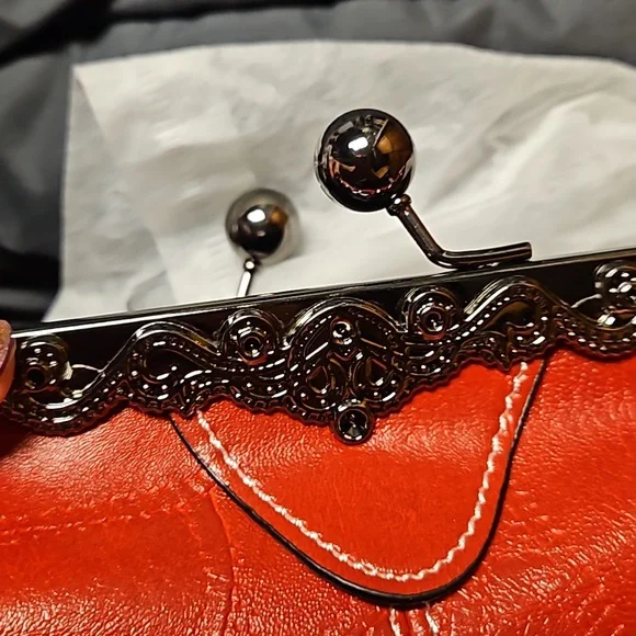 TODAY LAST CHANCE THIS PRICE NWOT Vintage kiss lock crossbody - Picture 6 of 7